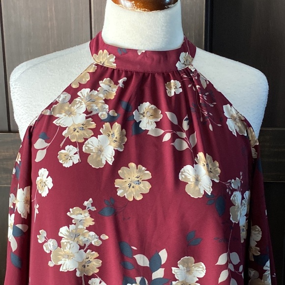 Lush XS burgundy open shoulders and button at the nape is the neck - Picture 2 of 9